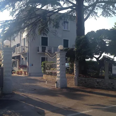 Betty's House 3*