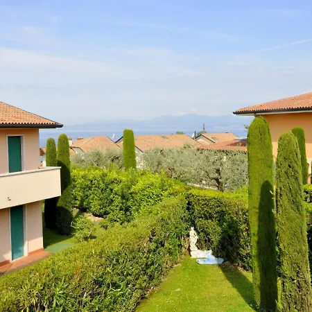 Beautiful With Garden And Fireplace *