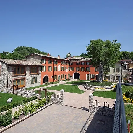 Borgo Mondragon Aparthotel 4*
