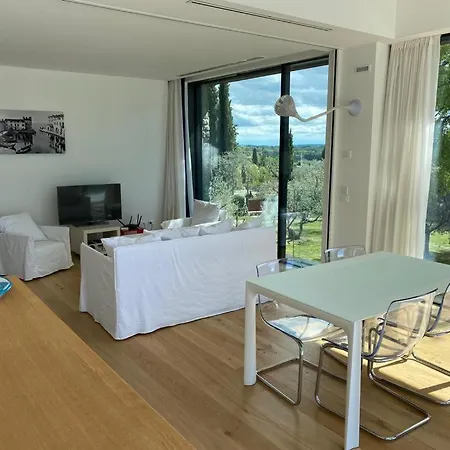 Emma Lazise. Astonishing View Villa