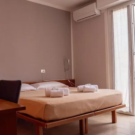 Tecla Hotel *