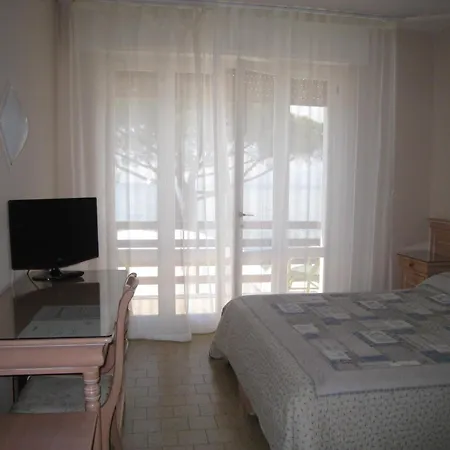 Esperia Hotel 2*