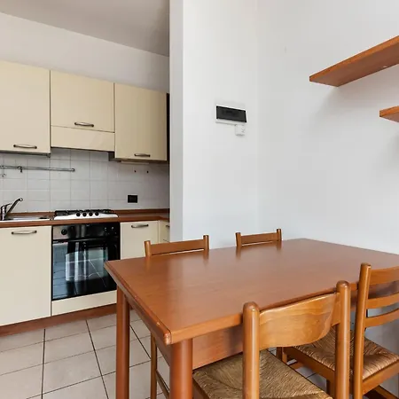 Vibrant In With Swimming Pool Near 2 Lakes
