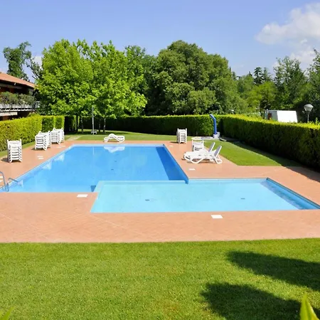 Vibrant In With Swimming Pool Near 2 Lakes