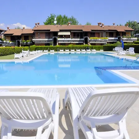 Vibrant In With Swimming Pool Near 2 Lakes Holiday home *