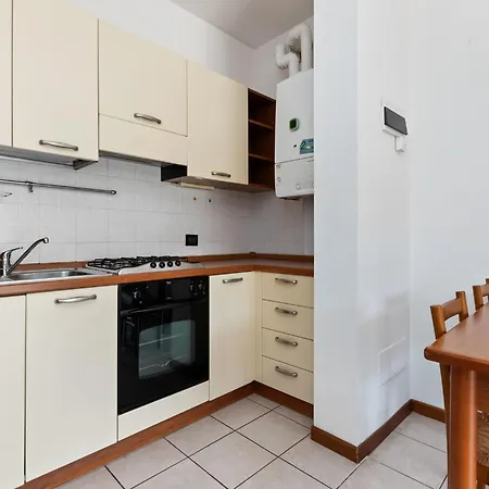 Vibrant In With Swimming Pool Near 2 Lakes