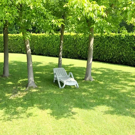 Vibrant In With Swimming Pool Near 2 Lakes Holiday home