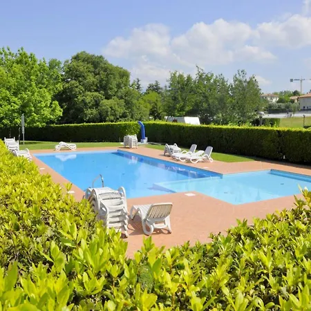 Vibrant In With Swimming Pool Near 2 Lakes