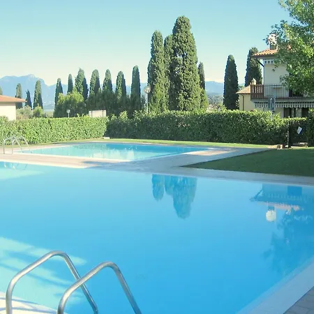 Holiday home Enticing In With Swimming Pool *