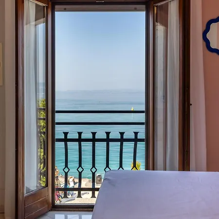 La Vista Postcard Hotel