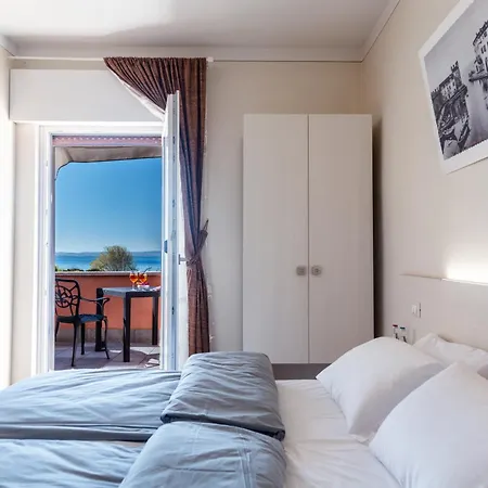 Cristina Hotel 2*