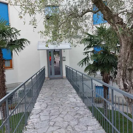 Florida B03 A 200m Dal Lungolago Apartment